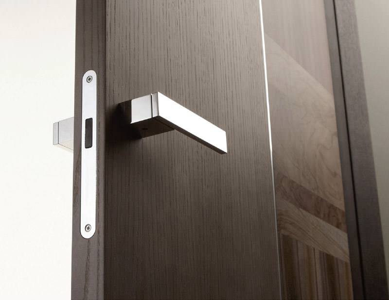 Magnetic soft-close lock mechanism